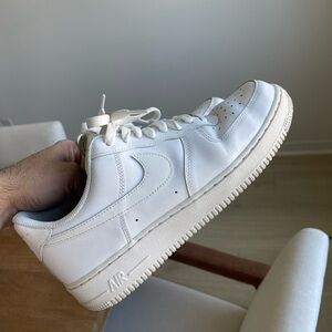 Size 9 AF1. Kept in pretty good condition!